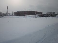 花咲スポーツ公園の入口も雪で埋まってしまってるわ…。