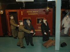博物館にはガンジーの一生が見事な人形で展示されている
　 南アフリカでの一等車乗車問題のシーン
これによって人種差別問題に立ち上がったとか
