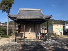 西野薬師堂と同じ境内に建つお堂。こちらも無住で、お願いして開けていただく。中にはめずらしい千手千足観音像が。像高４２センチ、お顔は憤怒の相で、腰から２６本の足を出すところがめずらしい。