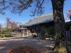 国宝十一面観音があるお寺。十一面観音は、頭上に１０面の化仏をいただくが、とりわけ背面の暴悪大笑面がしっかり見られるようになっている。