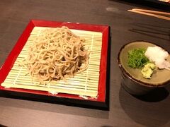 この店はおいしいそばも食べさせる。新そば。