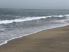 クタビーチ、とてもきれいです
波が荒くサーフィンには最適でしょう
砂は黒っぽく少し荒いので素足で歩くと少し刺激を感じます