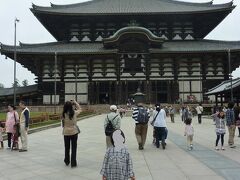 東大寺大仏殿へ。