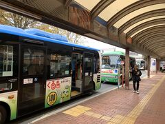 駅前のバスターミナルから循環バス『くる梨』に乗車。