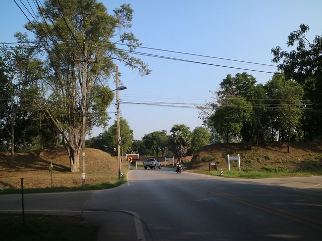 スコータイ３日目。<br />当初の予定では、近郊のカムペーン・ペッか、シー・サッチャーライの遺跡に足を延ばそうかと思っていたが、<br />自転車で行ける歴史公園周辺の遺跡をのんびり回ることに変更。<br />北側の土塁城壁を抜けていく。