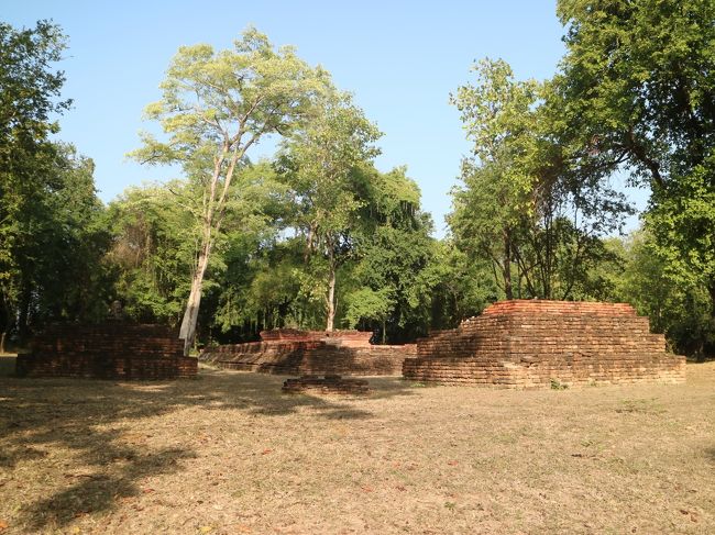 道沿いの林の中ところどころにに、朽ち果てた寺院跡が。