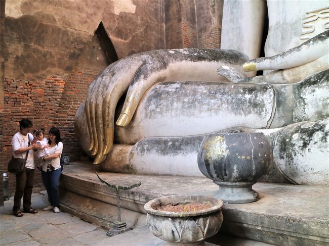 大きな大きな手そして長い指。指には参拝者によって金箔が貼られている。