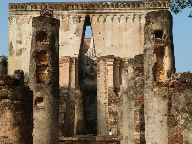 遠くからお顔だけがちらっと見える、憎い演出。