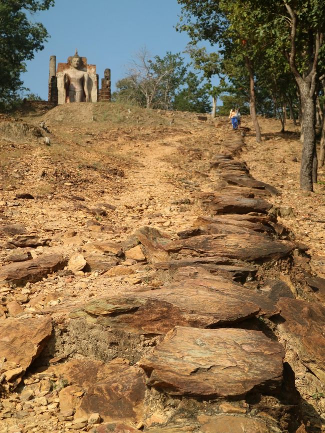 広い道路に出て、北西に自転車をこぐこと２０分、<br />ワット・サバー・ヒンに到着。<br />かなり手前で、入場料１００TB。