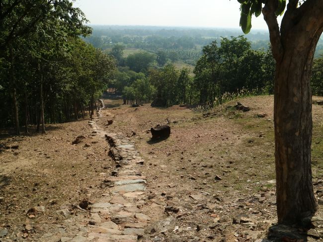 頂に出た。<br />はるか下まで岩の参道。
