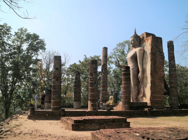 堂々とした立像。