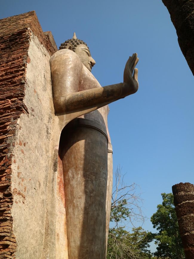 右手を大きく前に。