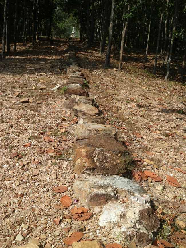帰り道は、北方向と反対の南方向から回り込みながら、歴史公園の西入り口方面へ。<br />しばらく丘陵地帯が続き、岩を並べた参道がある寺院がぽつぽつ。