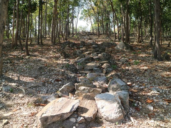 およそ１００メートル先に、また別の岩参道。