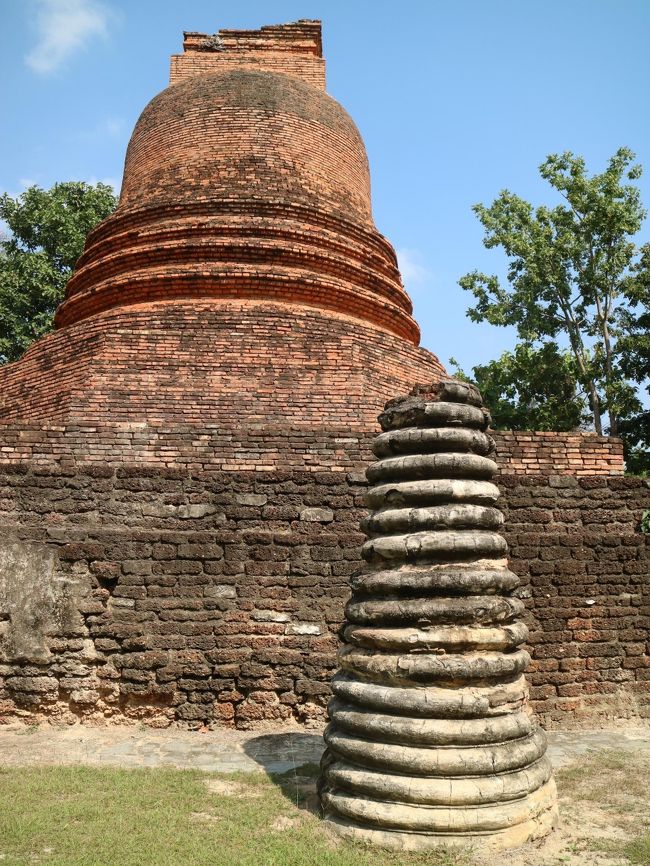 丘陵地帯を抜け田園地帯にでたところにたつ、WatMangkom。<br />西門から回ってくるサイクリングの観光客と時折笑顔ですれ違い、<br />欧米の方だけで、日本人とはすれ違わなかったなあ。