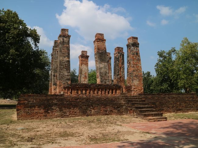 両側が野原やに囲まれた田園の道が自転車で気持ちいい。<br />珍しい四角い柱のHoThewalaji、ワットとついていないので僧院跡かな？