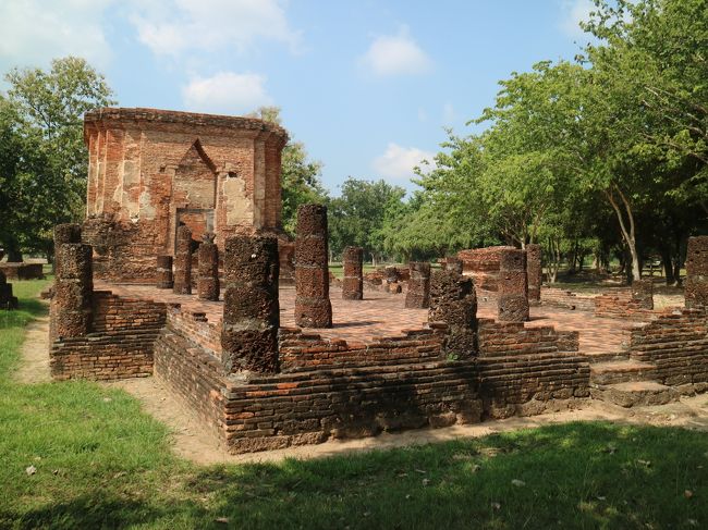 この辺りは１０mおきぐらいに遺跡が並んでいる。<br />ちょっと特徴的なWatTak。