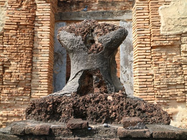 朽ちたトルソー。