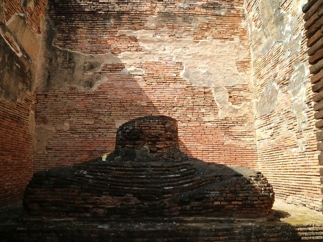 堂の中には、座像の胡坐の部分だけが。