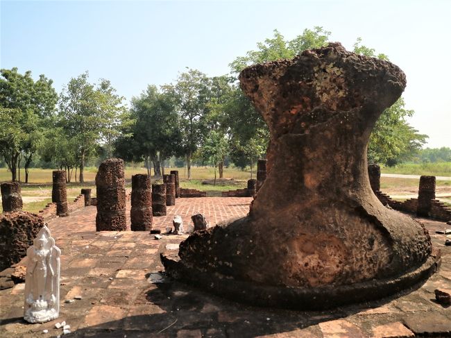 誰もいない遺跡、しみじみとした風情。<br /><br />ここからほどなく西の歴史公園入口（オー門）にでたが、<br />入場料を取られるので、城壁土塁に沿って南側入り口（ナモ門）付近まで一走り。