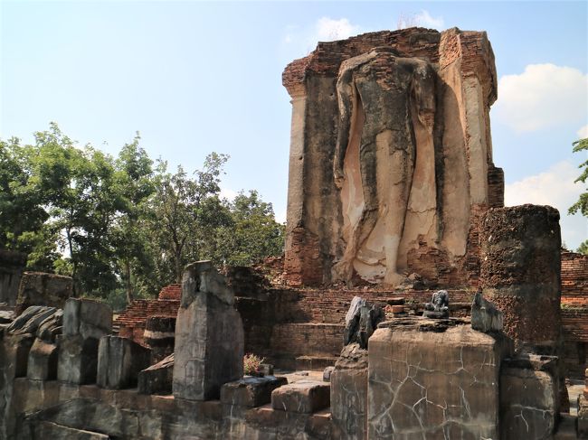 巨大遊行仏象、残念ながら頭部が。