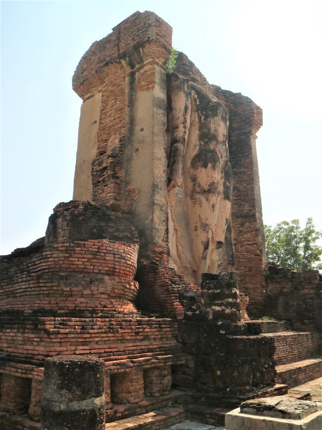 裏側には立像が。