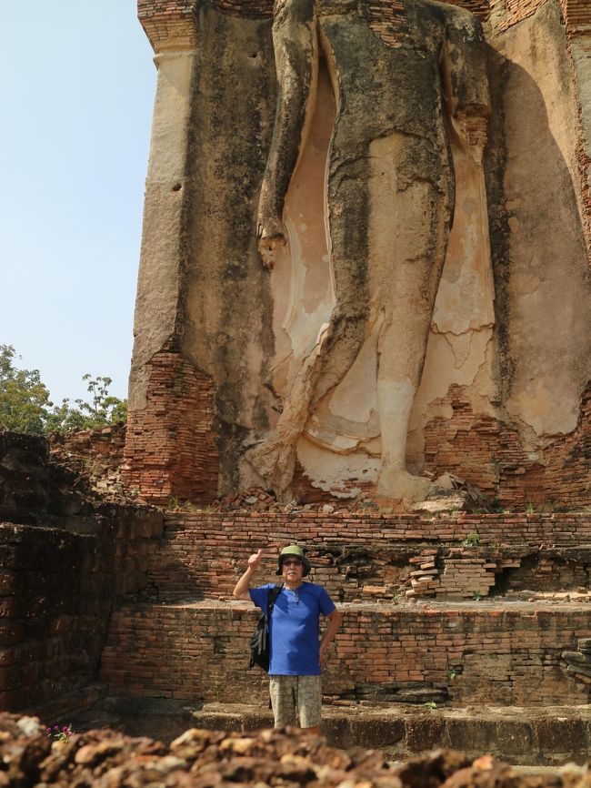 ということで、４泊５日のスコータイの一人旅も終了です。<br /><br />ロイクラトン、キャンドルフェスティバルの華やかで熱気にあふれた夜に高ぶり、<br />自転車で人影のない朽ち果てた遺跡をのんびり回り、<br />大木の下、木陰でそよ風で涼み、<br />想像していたより、観光化されてなく、ローカルの匂いにあふれたスコータイ。<br />一人旅に向いている町かなあ、などと。<br />スコータイ、コップンカップ！