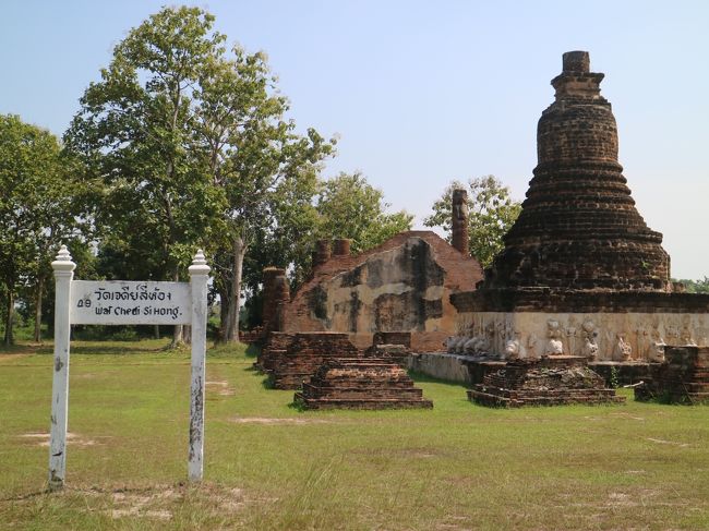 東門のほうに回り込む道の分岐点に建つWatChediSiHong。