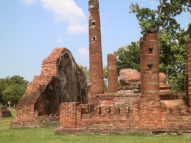 本堂は垂直の壁だけが残っている。