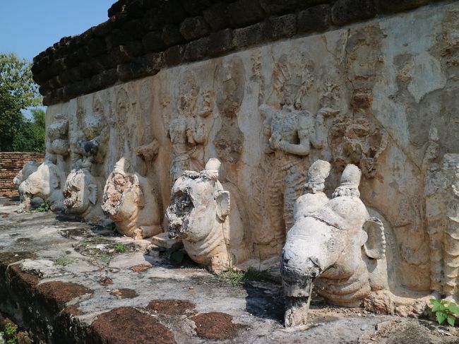 面白いのは、仏塔の基壇のレリーフ。<br />朽ちてはいるが、女神や象が彫られていた。