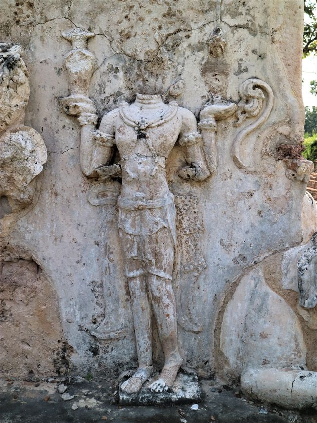 すらりと伸び、均整の取れた美しい身体。<br />まるで、ロイクラトンの夜の伝統舞踊のダンサー！