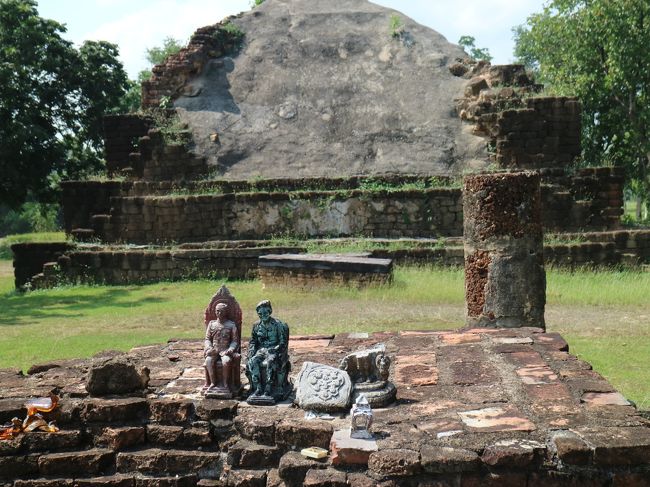 東へ回り込む感じの道路沿いにもあちこち遺跡が。<br />どるいのように丸くなってしまった、WatWihanTong。