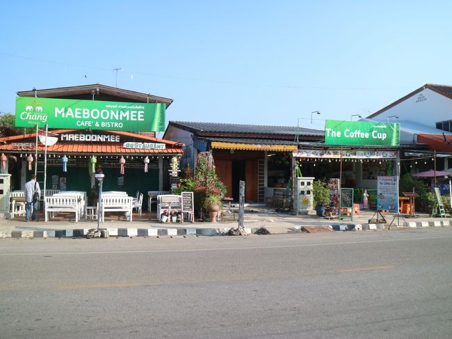 ホテルの前を素通りし、東側のレストラン街へ。<br />昨日の昼も食べた、右側の「The Coffee Cup」へ。