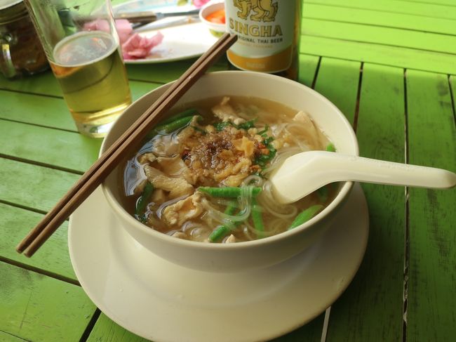 もう一品は、名物のスコータイヌードル（クィティアオ）。<br />これはコメの?跟にチキン。<br />往来は３４度、熱いときには酸味のきいたスープがうまい。<br />合わせて２６０TB。