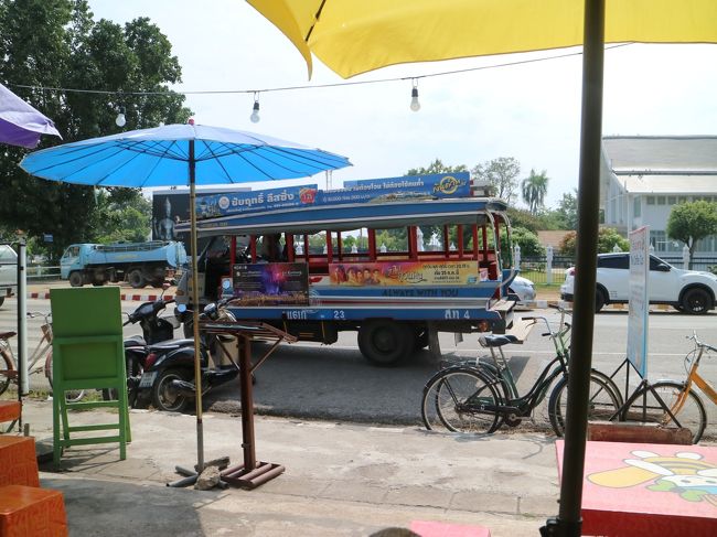 店の前を乗り合いソンティオが行く。