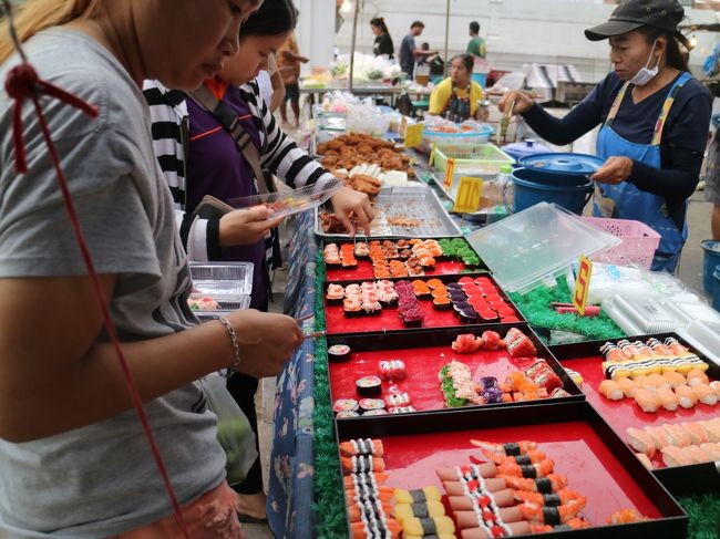 若い女性に人気なのは・・寿司の屋台。<br />とにかくカラフル！<br /><br />屋台で、鳥の唐揚げを買い、セブンイレブンでビールを仕入れ、<br />ホテルに戻り本日終了です。