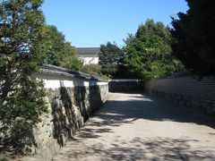 堀内鍵曲。左右を高い土塀で囲み、道を鍵の手（直角）に曲げた独特な道筋です。