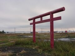 帰りの車中、

僕「木更津に珍しい眺めの海岸があるんだけど」
妻「時間あるし行ってみたい」

と言うことで燈籠坂大師から下道で1時間、《久津間海岸》に到着。

赤い鳥居のそばを通り、歩いて海辺へ向かいます。