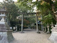 次にここも自由の参拝できる六所神社に。鳥居横に大きめの駐車場に車を停めて境内に行くとここも他に参拝者はいない静かな神社だった。家康公が生まれた際に、産土神として参拝されたという。