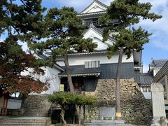 三層五重の岡崎城天守閣。