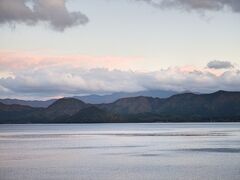 ホテル向かう途中田沢湖を通過。田沢湖は日本一の深い湖。