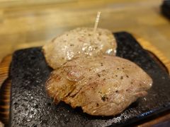 今回の旅でステーキを一度も食べてないんですよ！
これは食べないと！
やっぱり沖縄の夜のシメはステーキですよね！