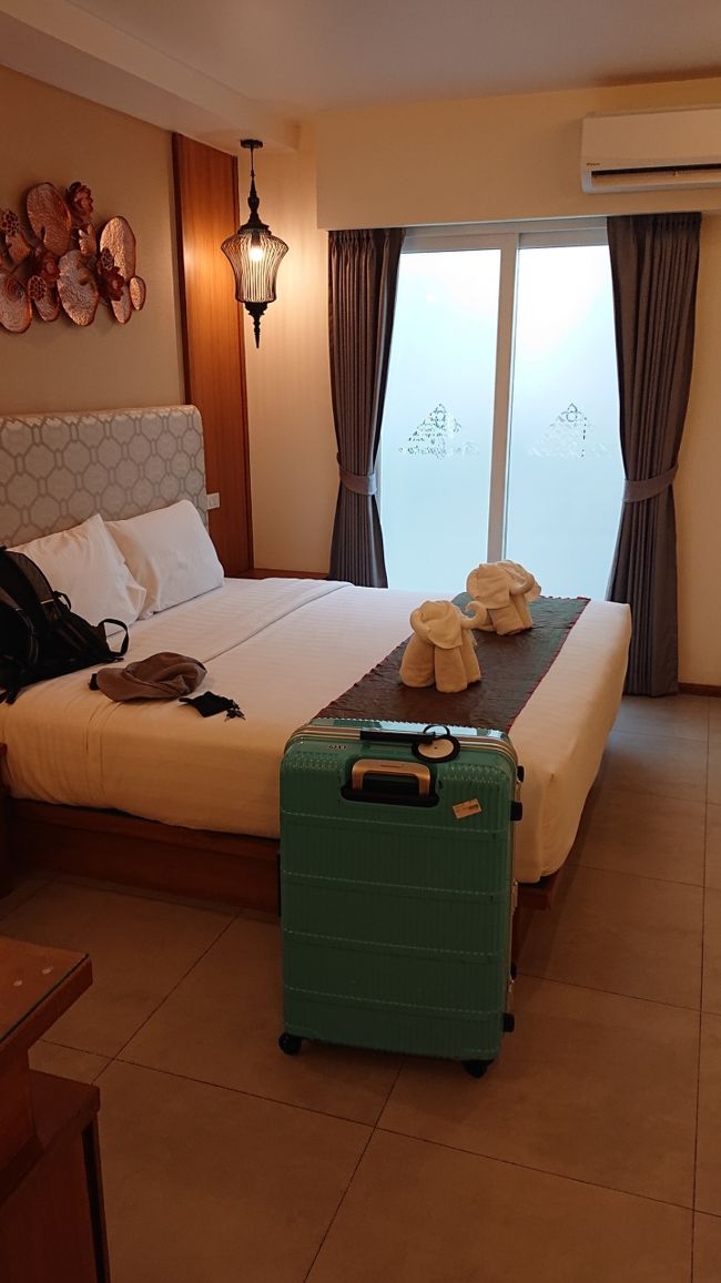 ホテル<br />ザ　シグネーチャーホテル@タパエ　に泊まります。<br /><br />比較的新しいホテル<br /><br />ダブルベットですが一人で寝ます<br />隣にタイのお化けいたかもなぁ<br /><br />ターぺ門にも近く、サタデーマーケットにも近い場所です。歩いて行けます<br />近くにセブンイレブンもあり、換金所もあります。<br />夜は出歩きませんが、治安は悪くなさそう。<br /><br />人生初のチップを渡すことになった記念すべき場所です