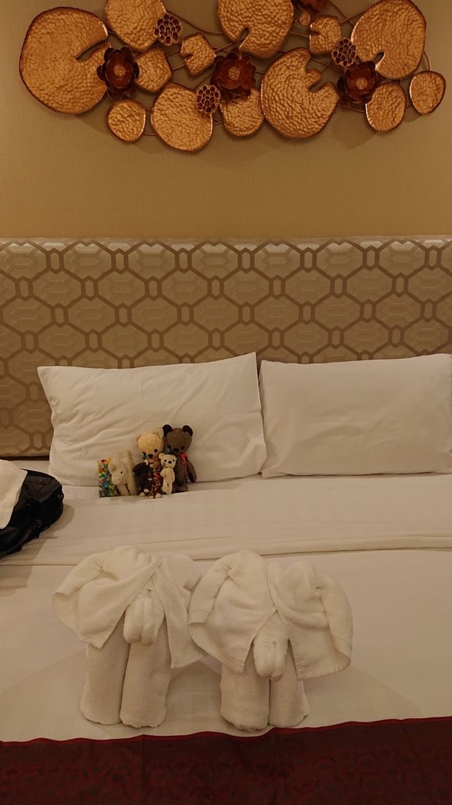 ベットの上に、バスタオルと、普通のタオルで作った　象がいるんだゾウ<br /><br />お洒落で、粋だなーって思いました。考えた人頭いいなぁ<br /><br />あ、うちの炊飯器象印です　<br /><br />部屋のアメニティ<br />シャンプー、ボディーソープあるがリンス無し。歯ブラシ　あり。パジャマ　スリッパ無し。部屋の時計無し。なぜ？<br />ドライヤー、セーフティ金庫あり。ハンガーあり。冷蔵庫あり。ポットあり。<br />部屋はフリーWi-Fi<br />湯船無し、シャワーブースあり。<br />テレビは案の定タイ番組だけなので何言ってるかさっぱり分からず。。。<br />