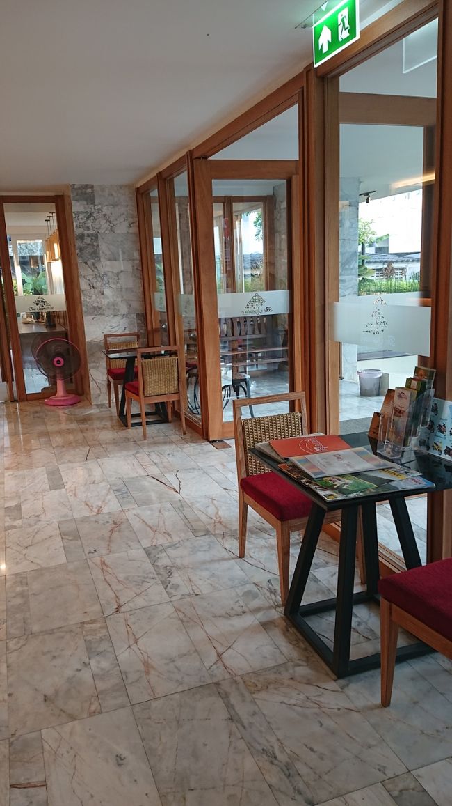 フロントの前のロビーです。<br /><br />こちらは朝のロビーです　笑<br /><br />清潔感もあるし、再度言いますが、気取らず、アットホーム的なところが気に入りました。<br /><br />行ってきまーすって気分ですね