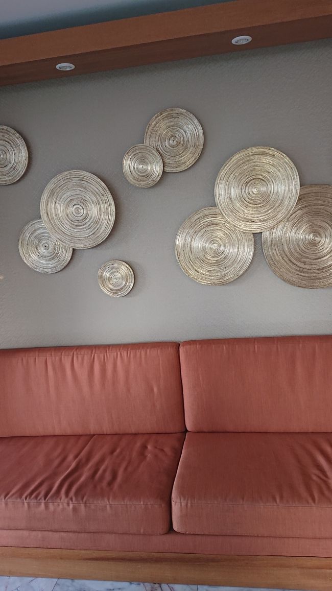 壁の飾りです。<br />タイは金が多いなぁ。<br /><br />金好きなので私。<br /><br />元気が出る色です　ゴールド<br /><br />お金も好きです　<br /><br /><br />さて。<br />生まれて初めての海外旅行<br />緊張も取れてきたどーー　　その2へ　続く。