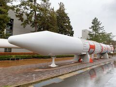 まず案内されたのは人工衛星を飛ばすためのロケットです。こちら屋外展示でして、この日は最高気温13度(前日まで20度以上あった)…とりあえず寒かった。しかもなかなか人数が多くて説明が聞きづらいのです。その中でも本当は飛ばそうと思っていたのに、乗せるものが開発できずに未使用になってしまったロケットとのことです。切ない。

お話を聞いていると、たくさんの偉業を成し遂げる間には途中で断念せざる負えないこともたくさんあるようです。