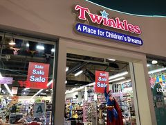 グアムプレミアムアウトレットでは、アメリカのおもちゃを探しにTwinklesというお店へ。
ディズニーや映画のキャラクターものが充実していた。
息子はあまりおもちゃに興味を示さなかったので、
ささっと他で絵本を購入。
