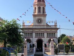 集落の中心、サンタクルーズ教会。教会はポルトガル人らによって1770年に建てられました。1821年に対岸現在のマンダリンオリエンタル隣にあるアサンプション大聖堂ができるまで、タイのカトリックの中心地でした。