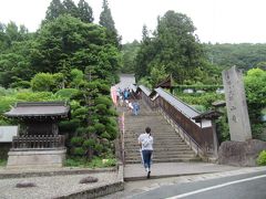 サクランボとお蕎麦でお腹がパンパンになってしまったので運動不足解消をかねてお寺巡り。山寺の上まで行くのは時間的に厳しいので手前の本殿まで。